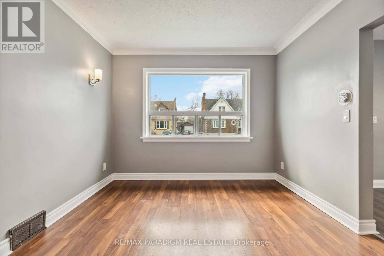 Oshawa (central), ON L1H3B6,226 MCNAUGHTON AVENUE