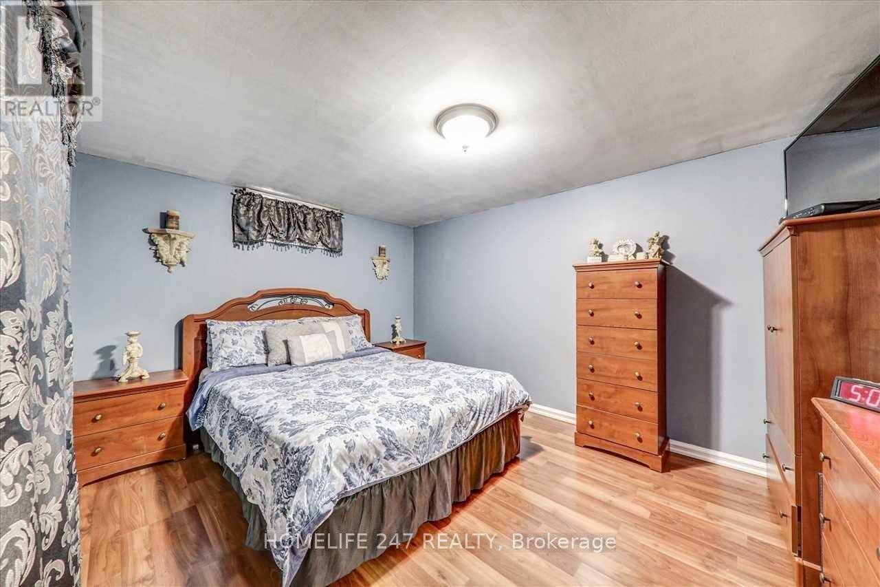 Toronto (woburn), ON M1H1P4,9 BENLIGHT CRESCENT