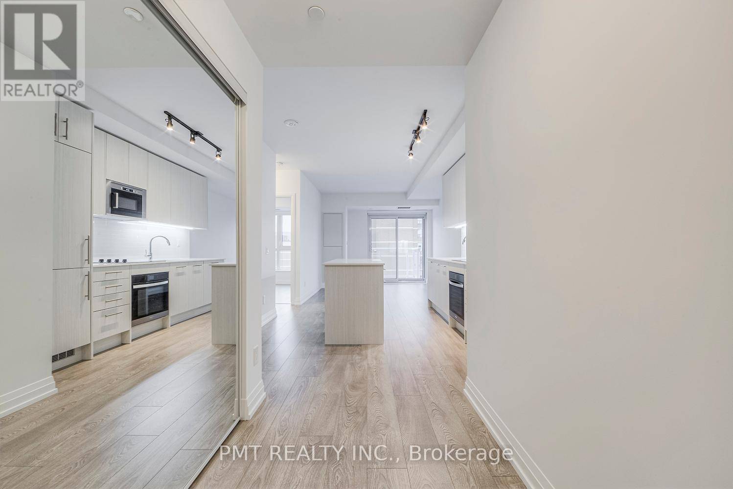 Toronto (east End-danforth), ON M4C4X4,286 Main ST #2105