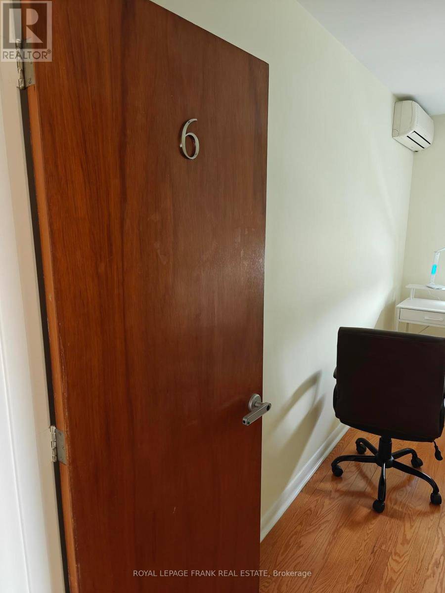Oshawa (central), ON L1H5X2,374 Central Park BLVD South #Room #6