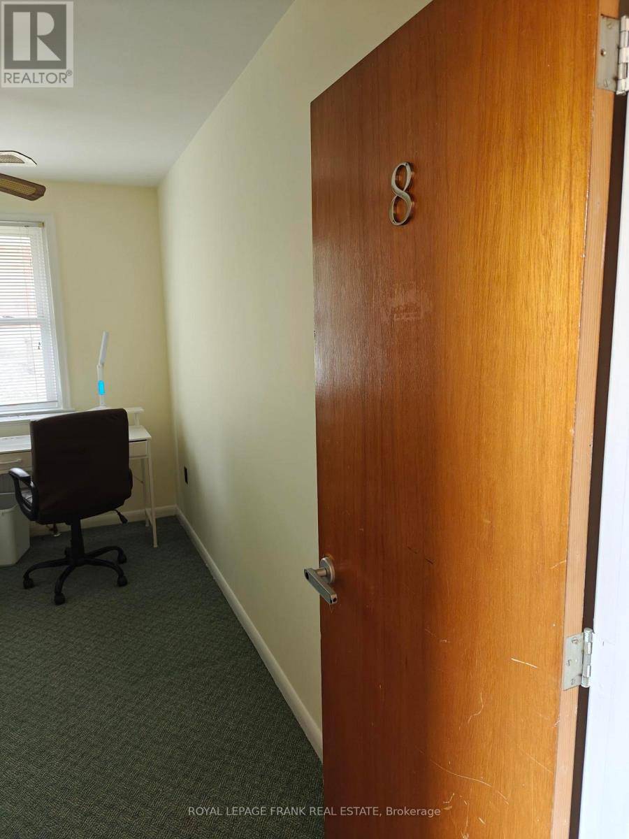 Oshawa (central), ON L1H5X2,374 Central Park BLVD South #Room #8