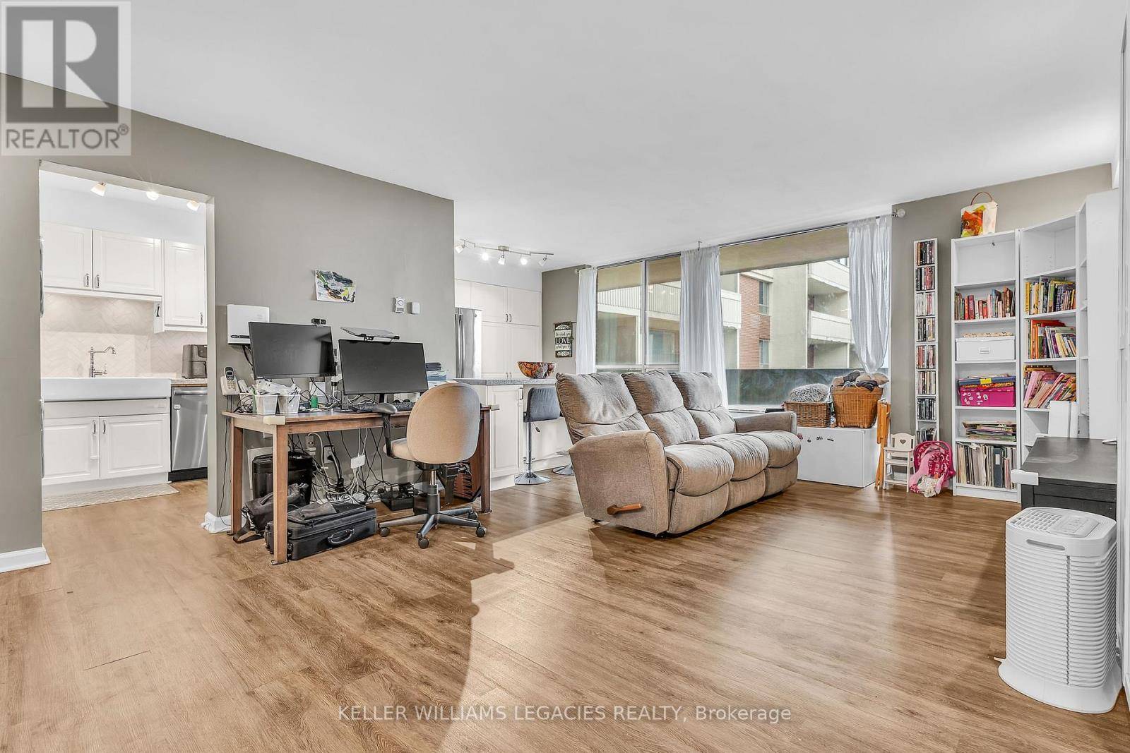Toronto (crescent Town), ON M4C5L4,1 Massey SQ #2001