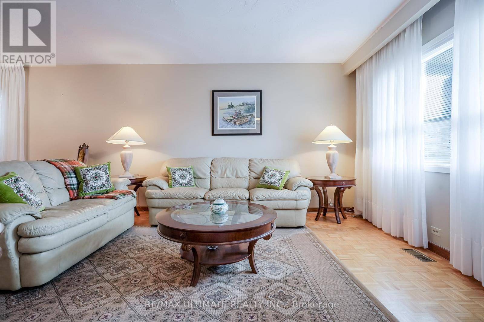 Toronto (woodbine-lumsden), ON M4C1Y5,8 DONCASTER AVENUE