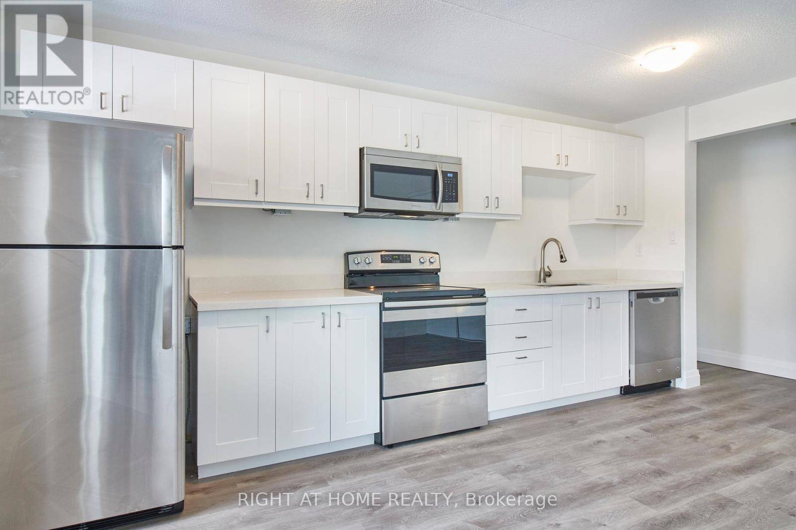 Oshawa (centennial), ON L1G5B2,946 Masson ST #102