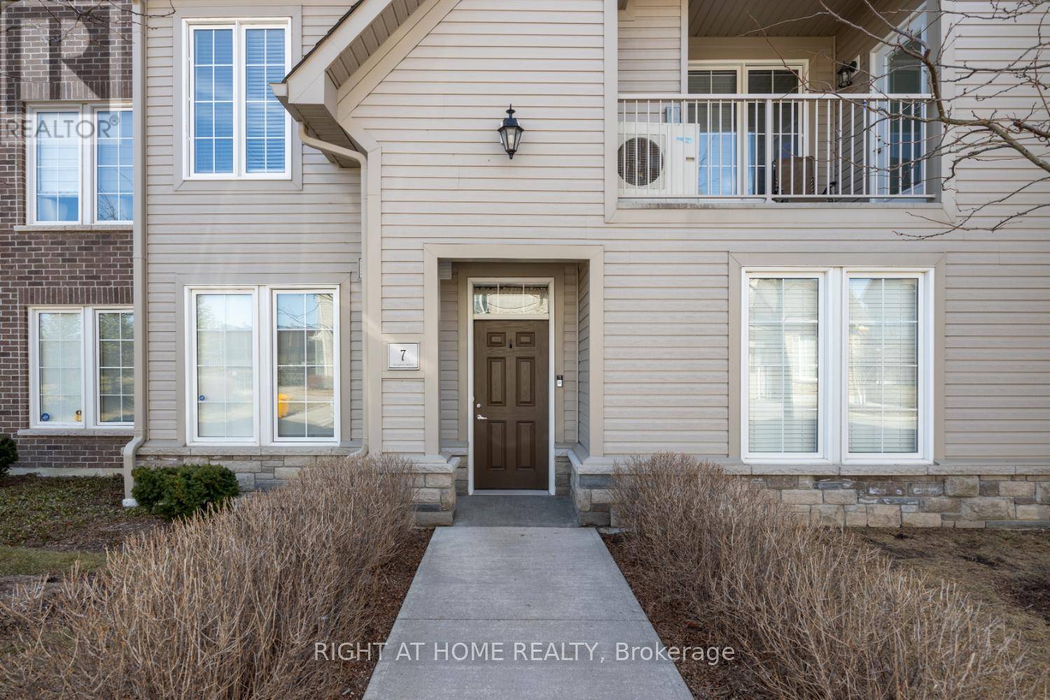 Clarington (courtice), ON L1E0J6,1430 Gord Vinson AVE #7