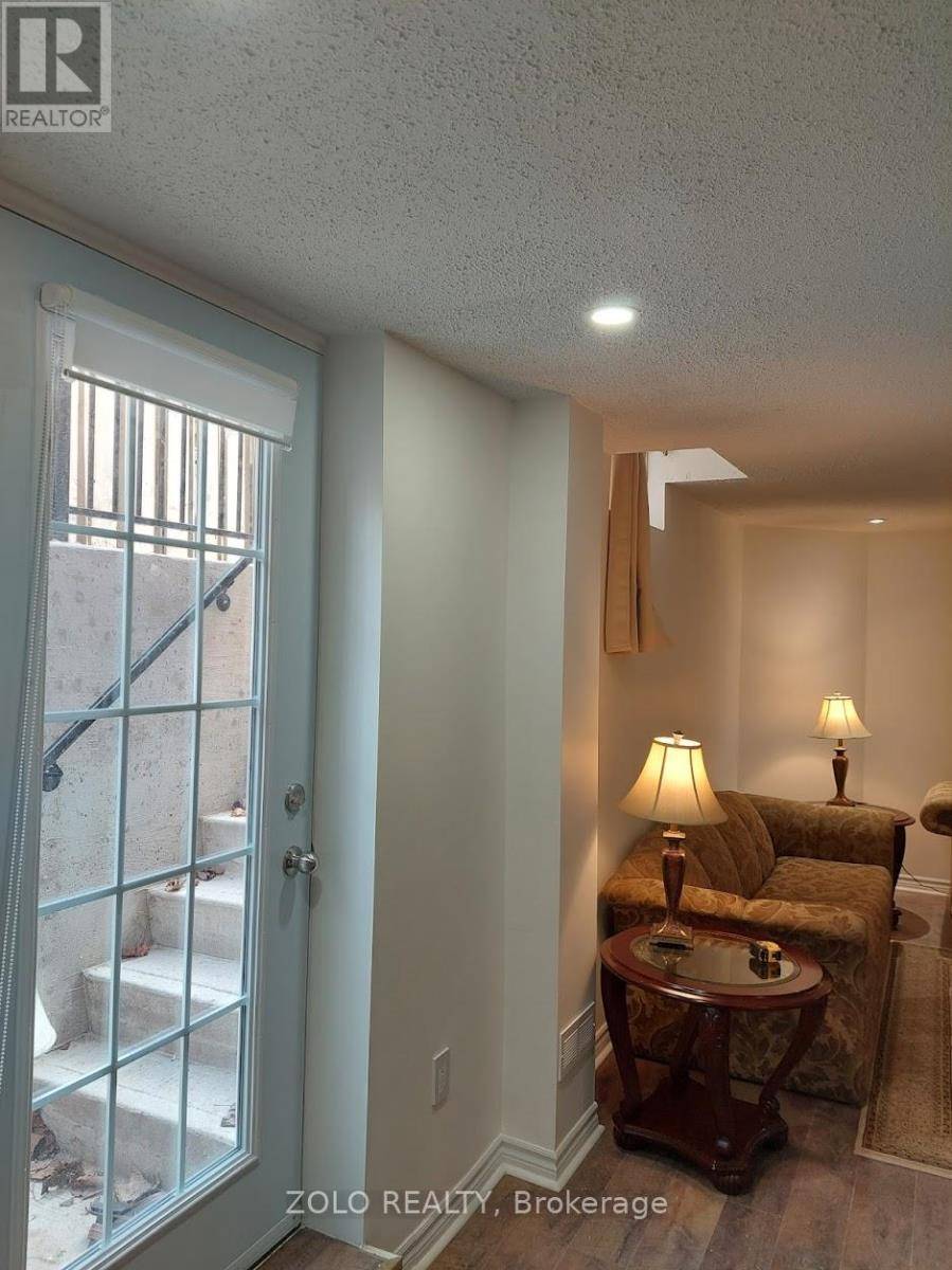 Whitby (lynde Creek), ON L1P1L2,61 BLUEBELL CRESCENT
