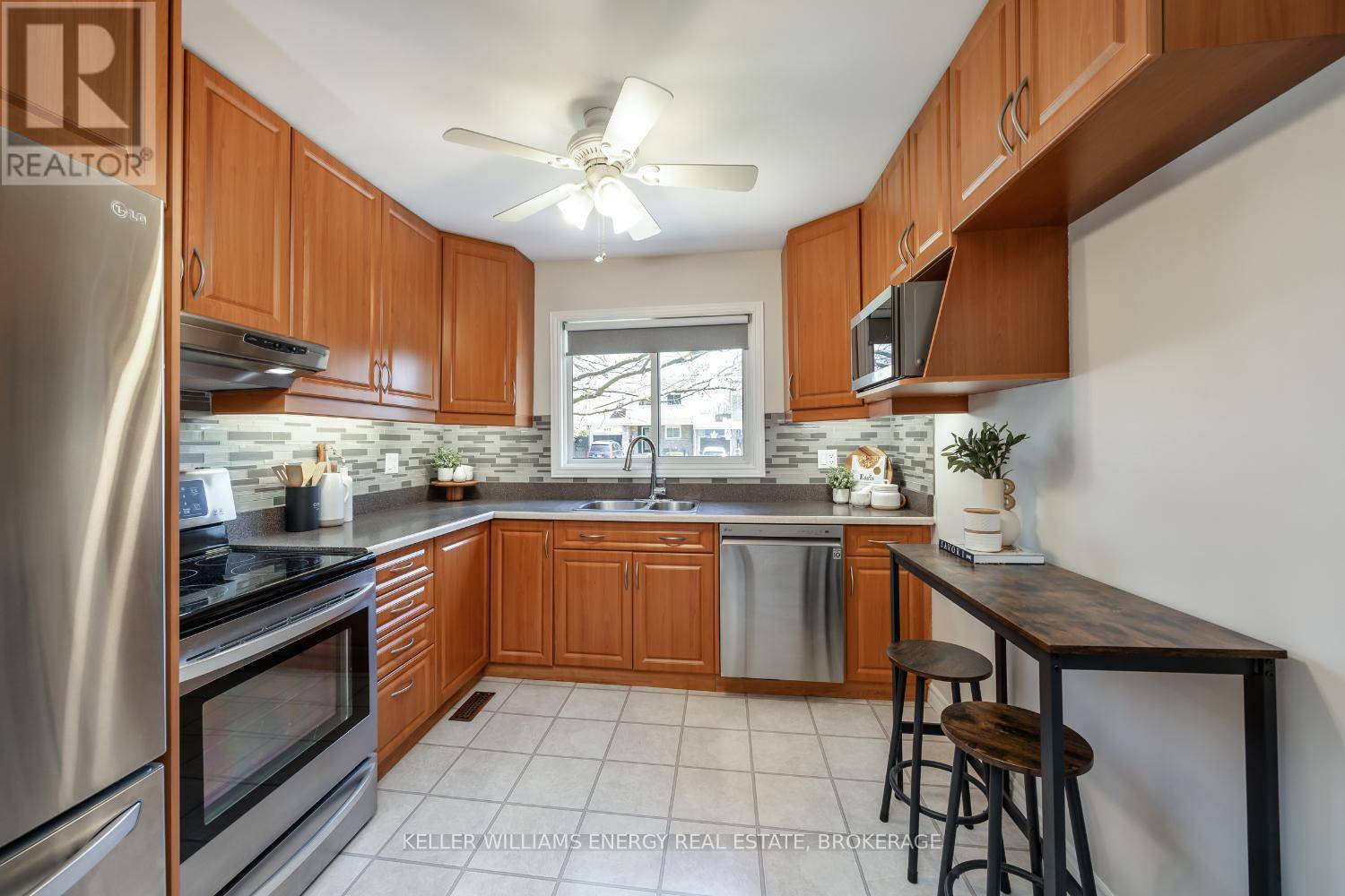 Ajax (south West), ON L1S3R8,820 FINLEY AVENUE
