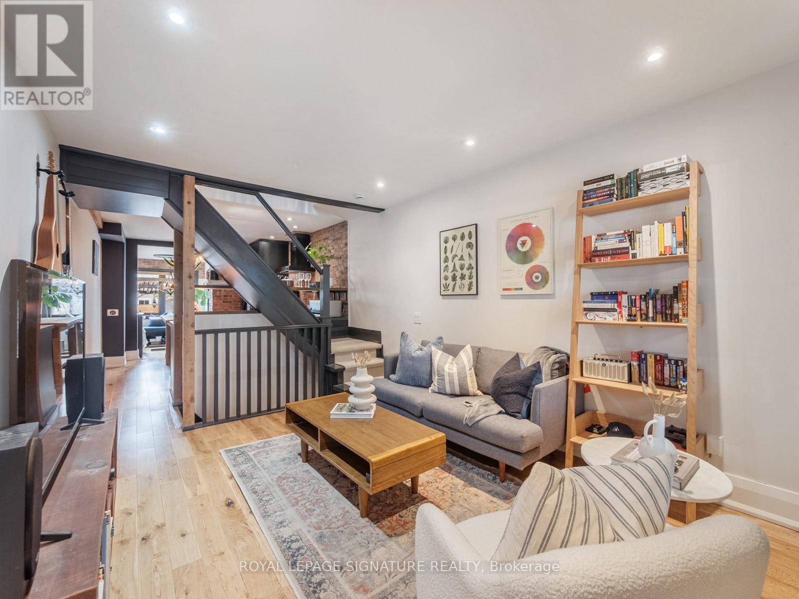 Toronto (greenwood-coxwell), ON M4L3A3,288 RHODES AVENUE