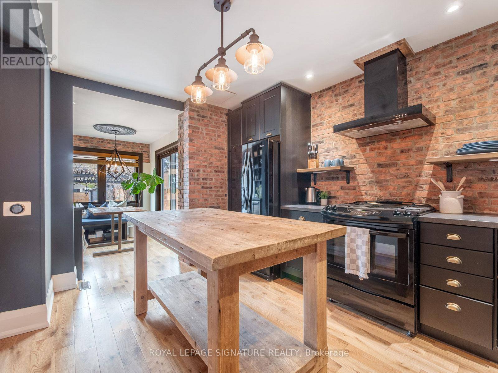 Toronto (greenwood-coxwell), ON M4L3A3,288 RHODES AVENUE