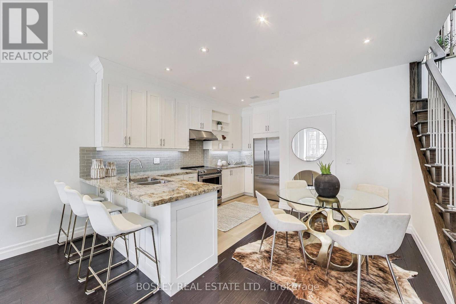 Toronto (woodbine-lumsden), ON M4C4C2,1033 WOODBINE AVENUE