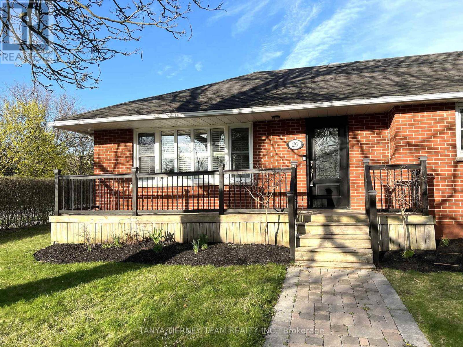 Whitby (brooklin), ON L1M1C5,29 QUEEN STREET