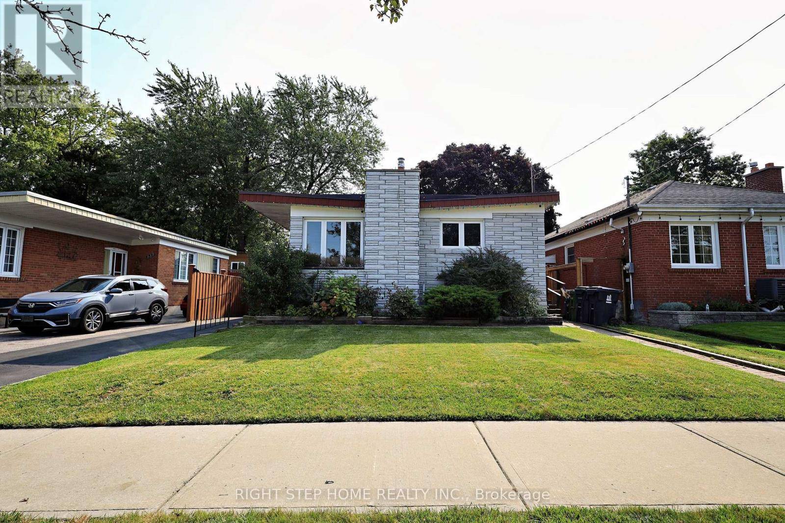 Toronto (woburn), ON M1H1K4,137 BENLEIGH DRIVE