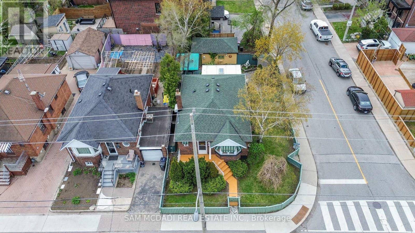 Toronto (danforth Village-east York), ON M4J2N1,319 COSBURN AVENUE