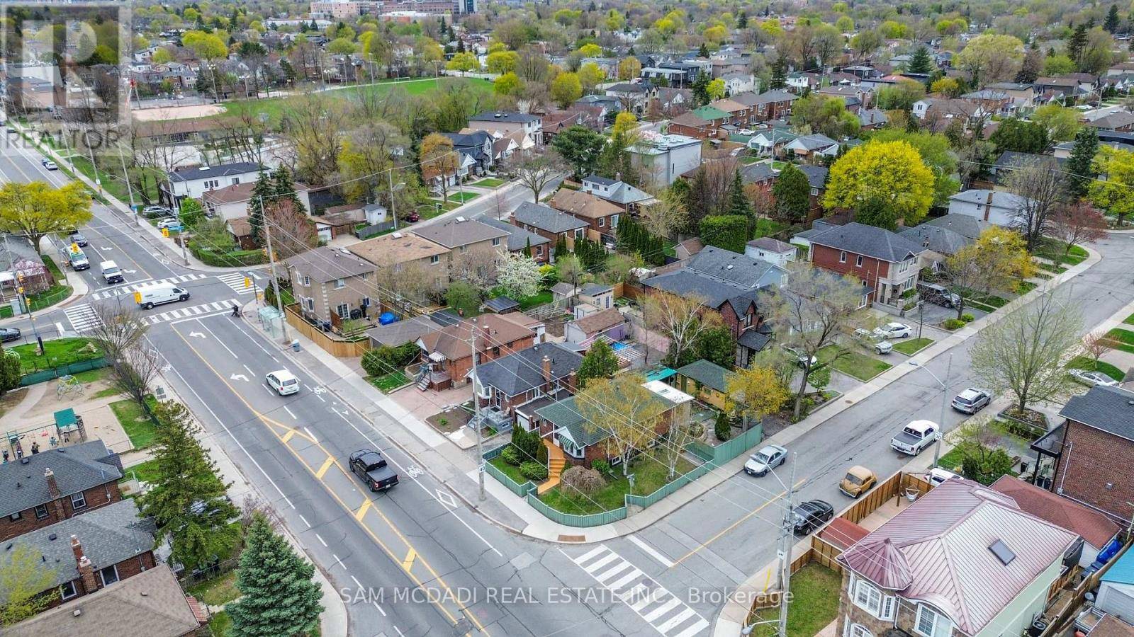 Toronto (danforth Village-east York), ON M4J2N1,319 COSBURN AVENUE