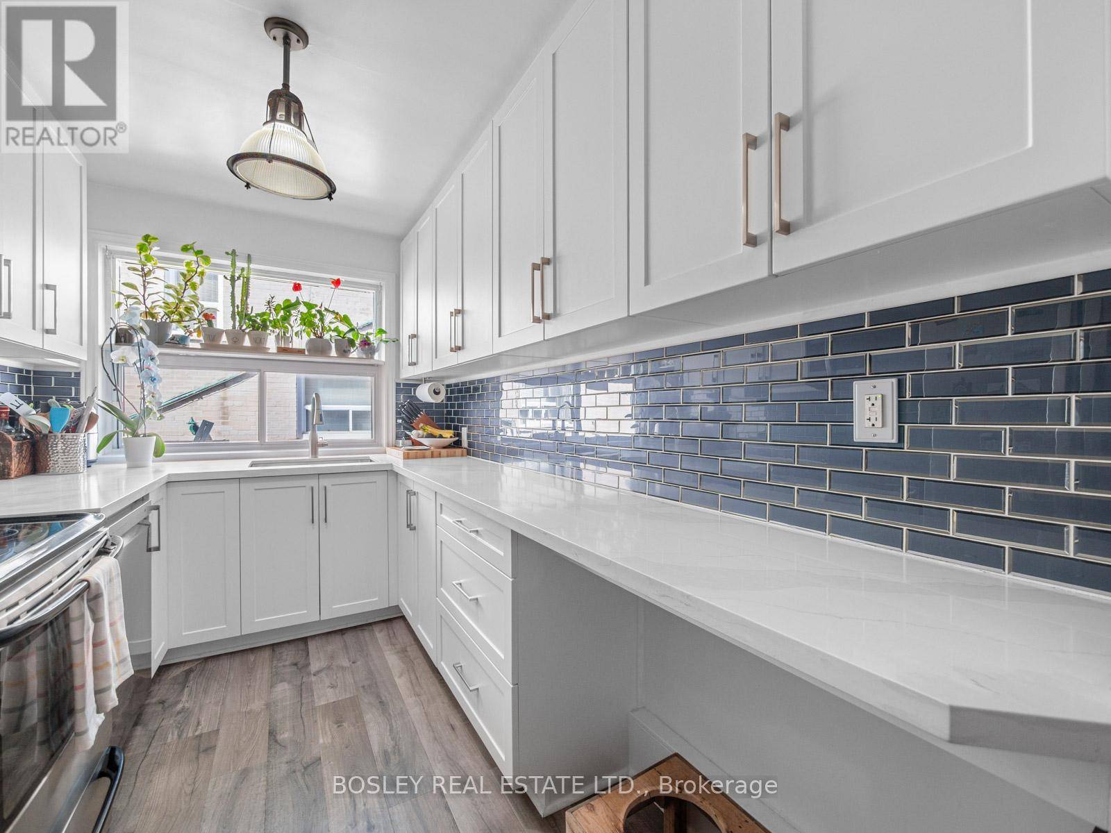 Toronto (east End-danforth), ON M4E1V6,9 LOVE CRESCENT