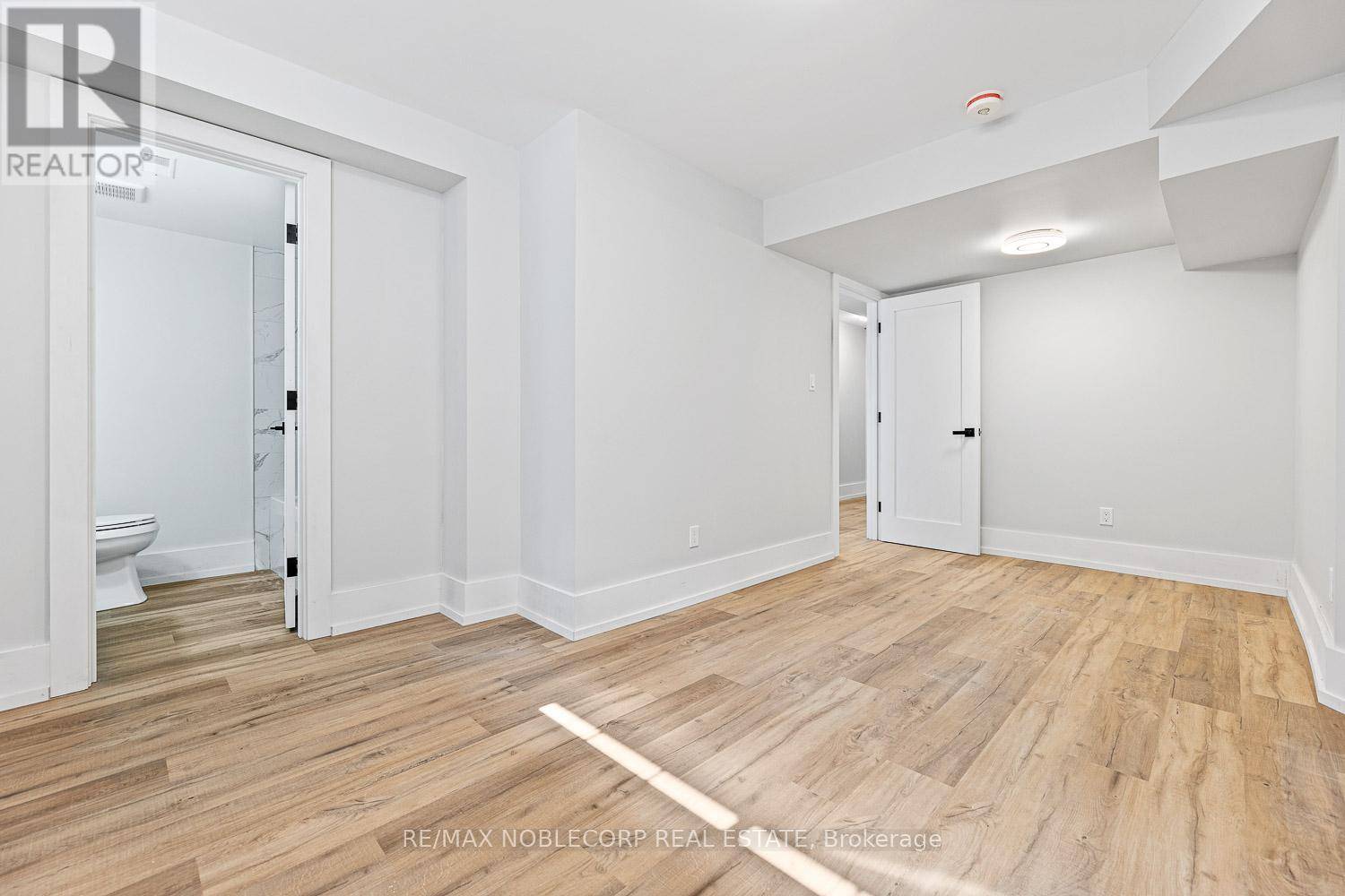 Toronto (east End-danforth), ON M4E2S5,108 Enderby RD #4
