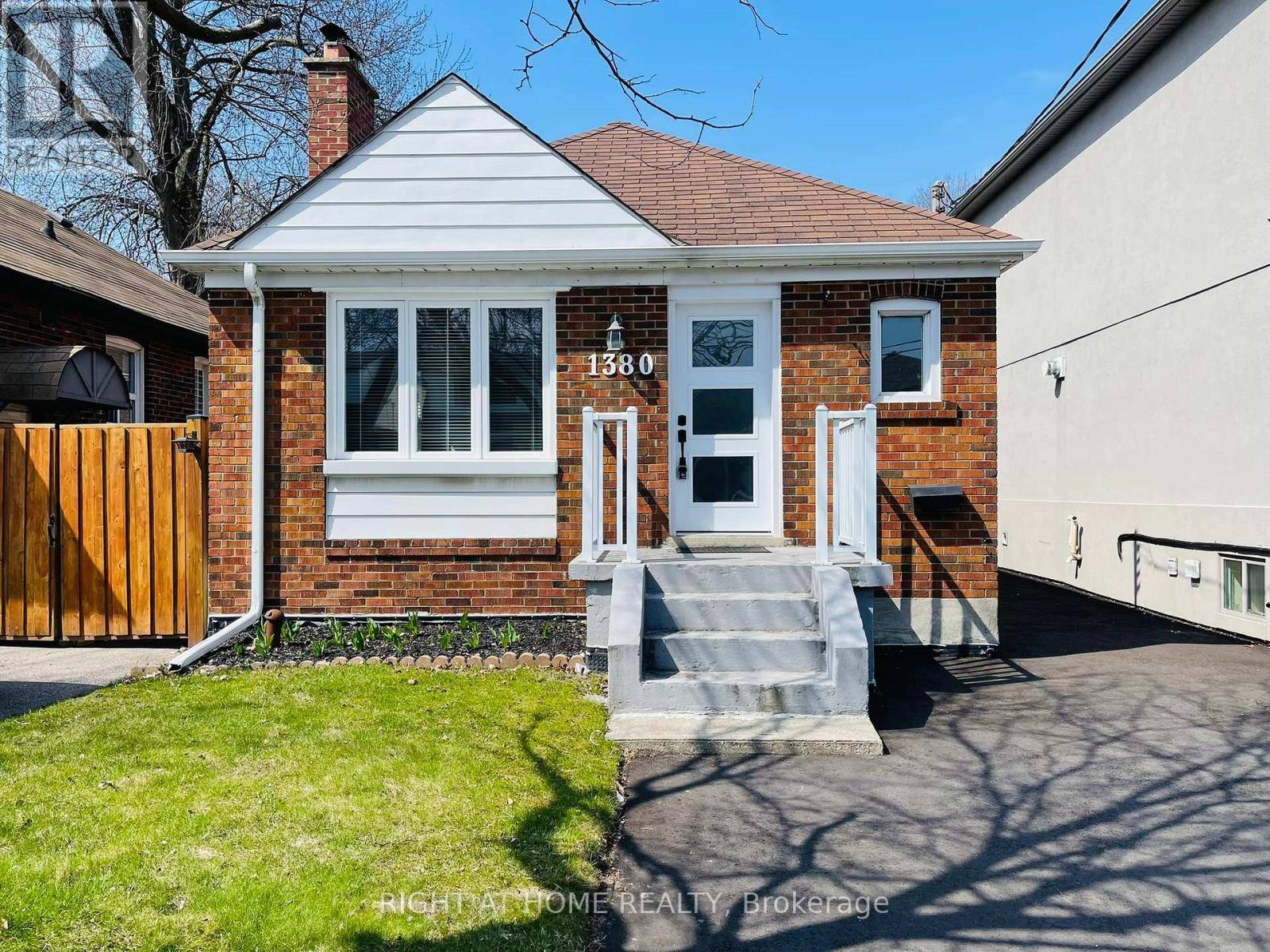 Toronto (east York), ON M4C4G5,1380 WOODBINE AVENUE