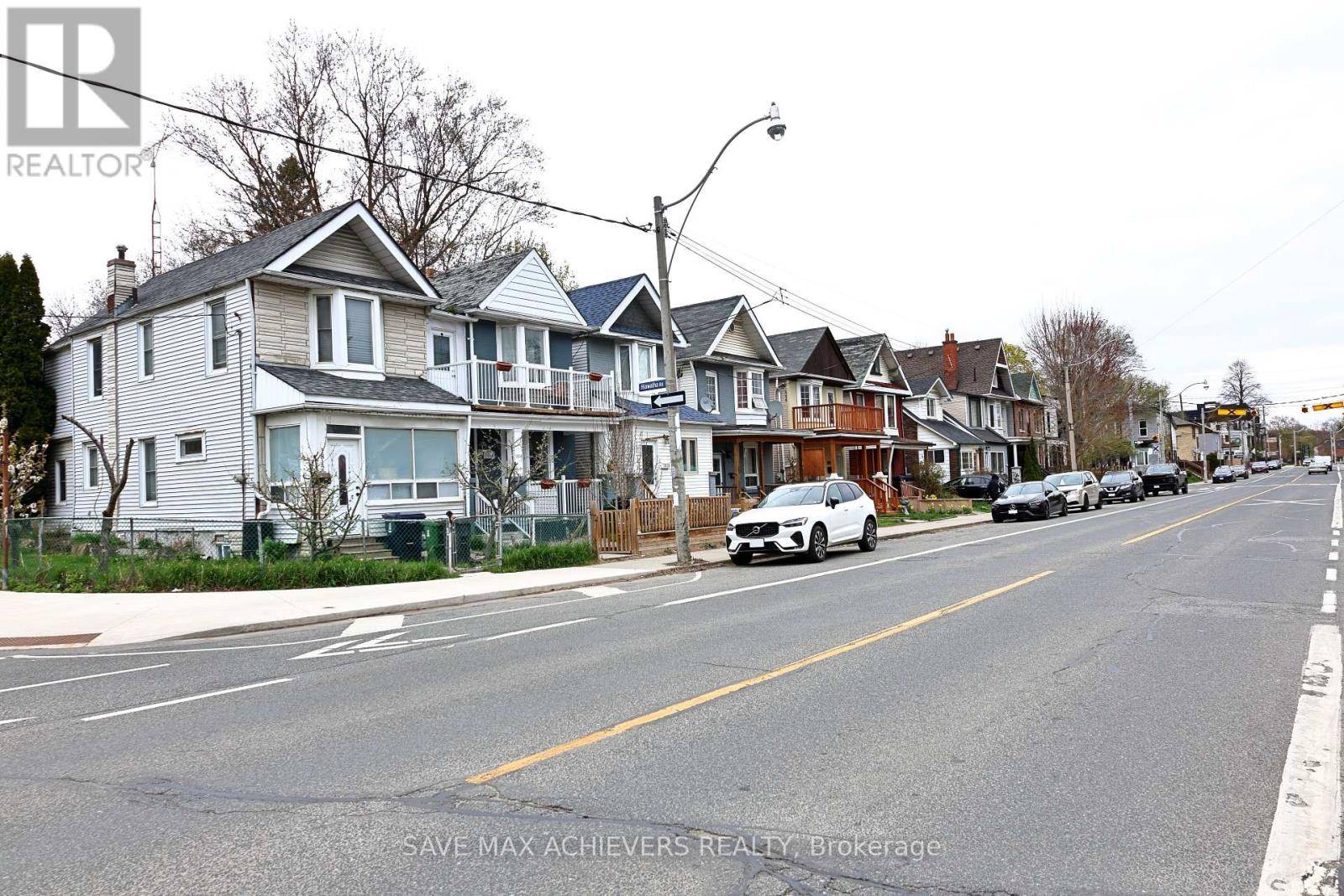 Toronto (greenwood-coxwell), ON M4L1M5,1820 DUNDAS STREET E