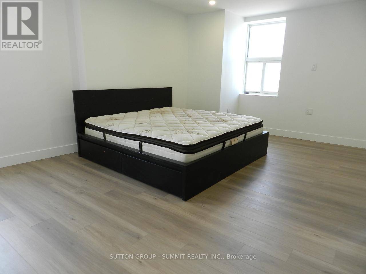 Toronto (north Riverdale), ON M4M2G9,577 GERRARD ST East #203