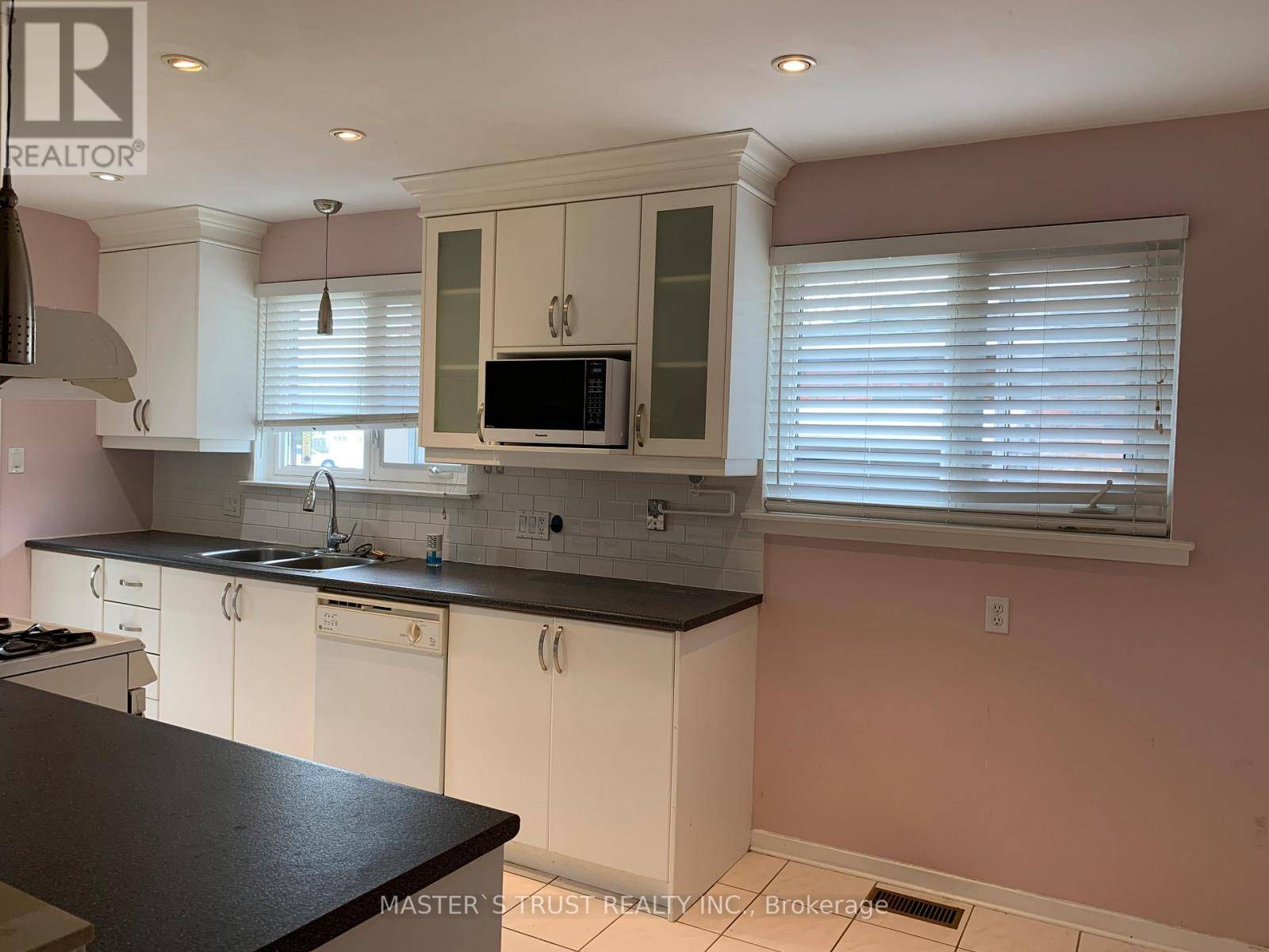 Toronto (woburn), ON M1H2S9,46 ERINLEA CRESCENT
