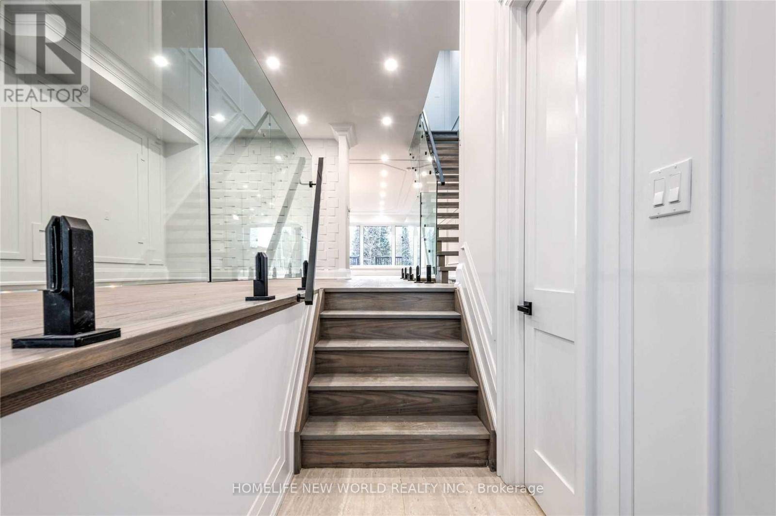 Toronto (oakridge), ON M1L3X1,195 Danforth RD #Main floor
