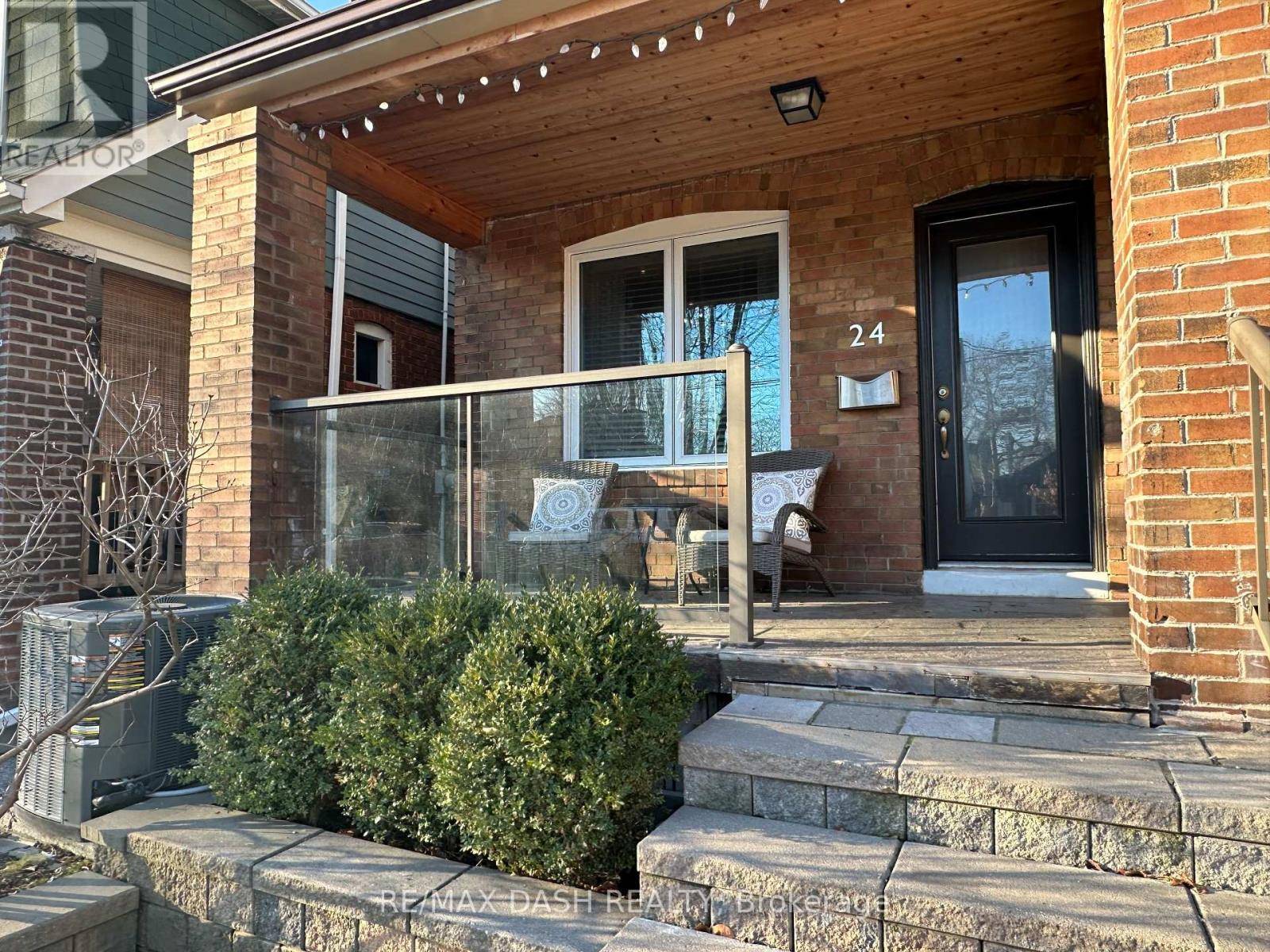 Toronto (south Riverdale), ON M4M2Z6,24 BERKSHIRE AVENUE