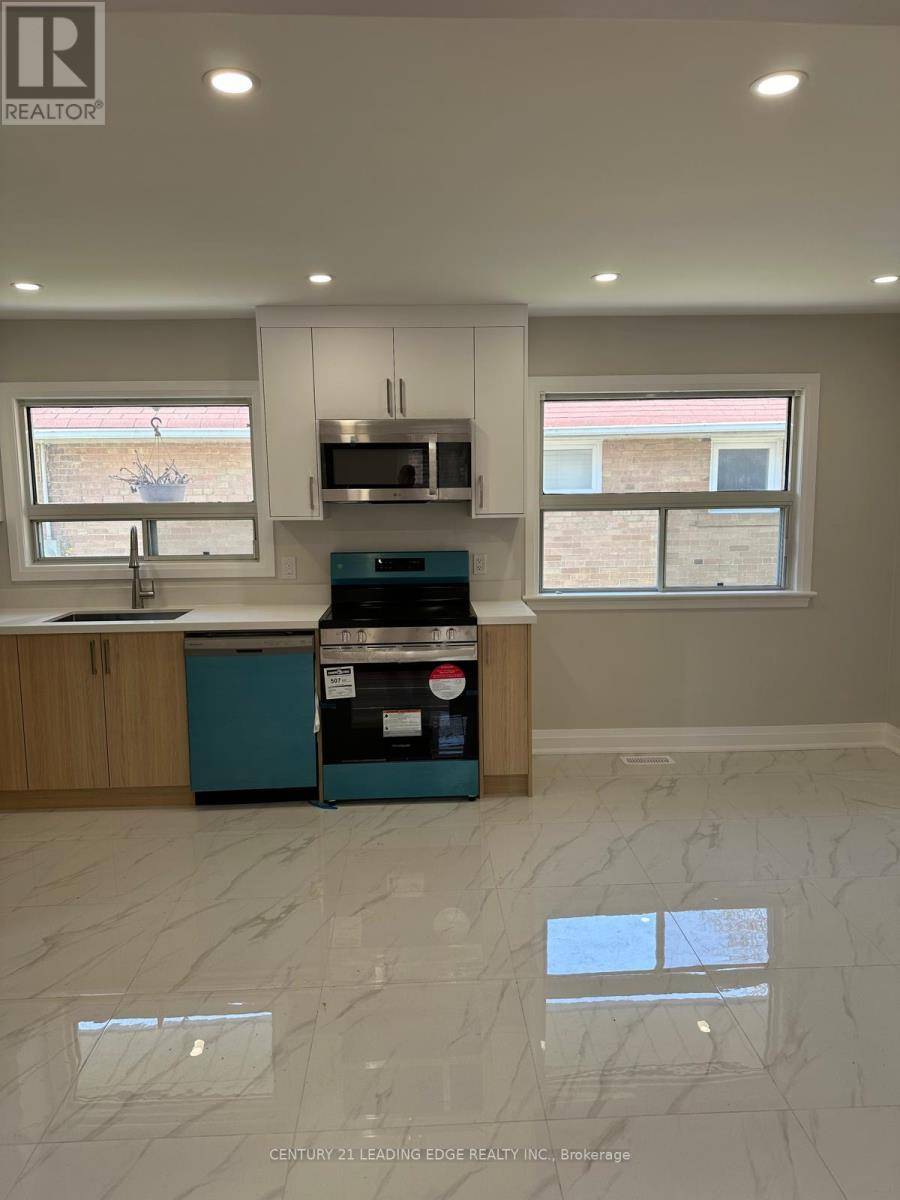 Toronto (wexford-maryvale), ON M1R4H8,82 Christina CRES #Main