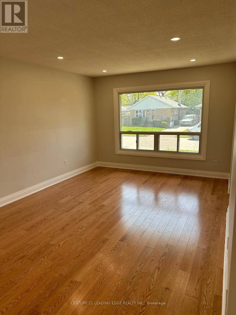 Toronto (wexford-maryvale), ON M1R4H8,82 Christina CRES #Main