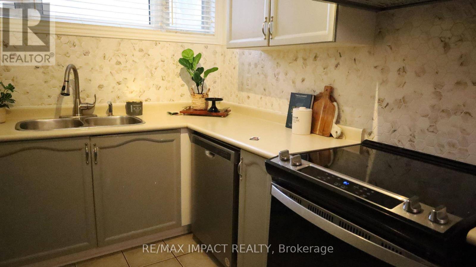 Clarington (bowmanville), ON L1C4R6,11 FENWICK AVENUE