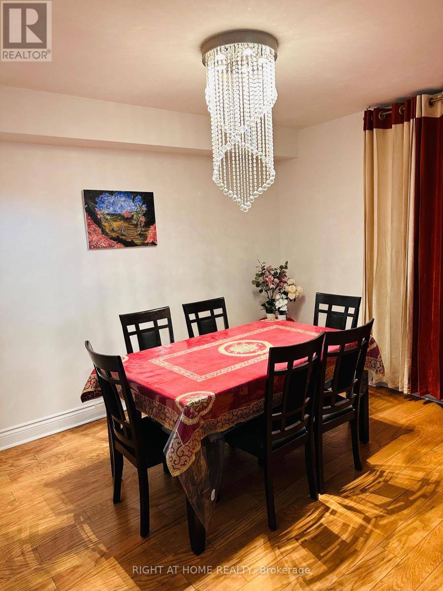 Toronto (crescent Town), ON M4C5L6,5 Massey SQ #1204