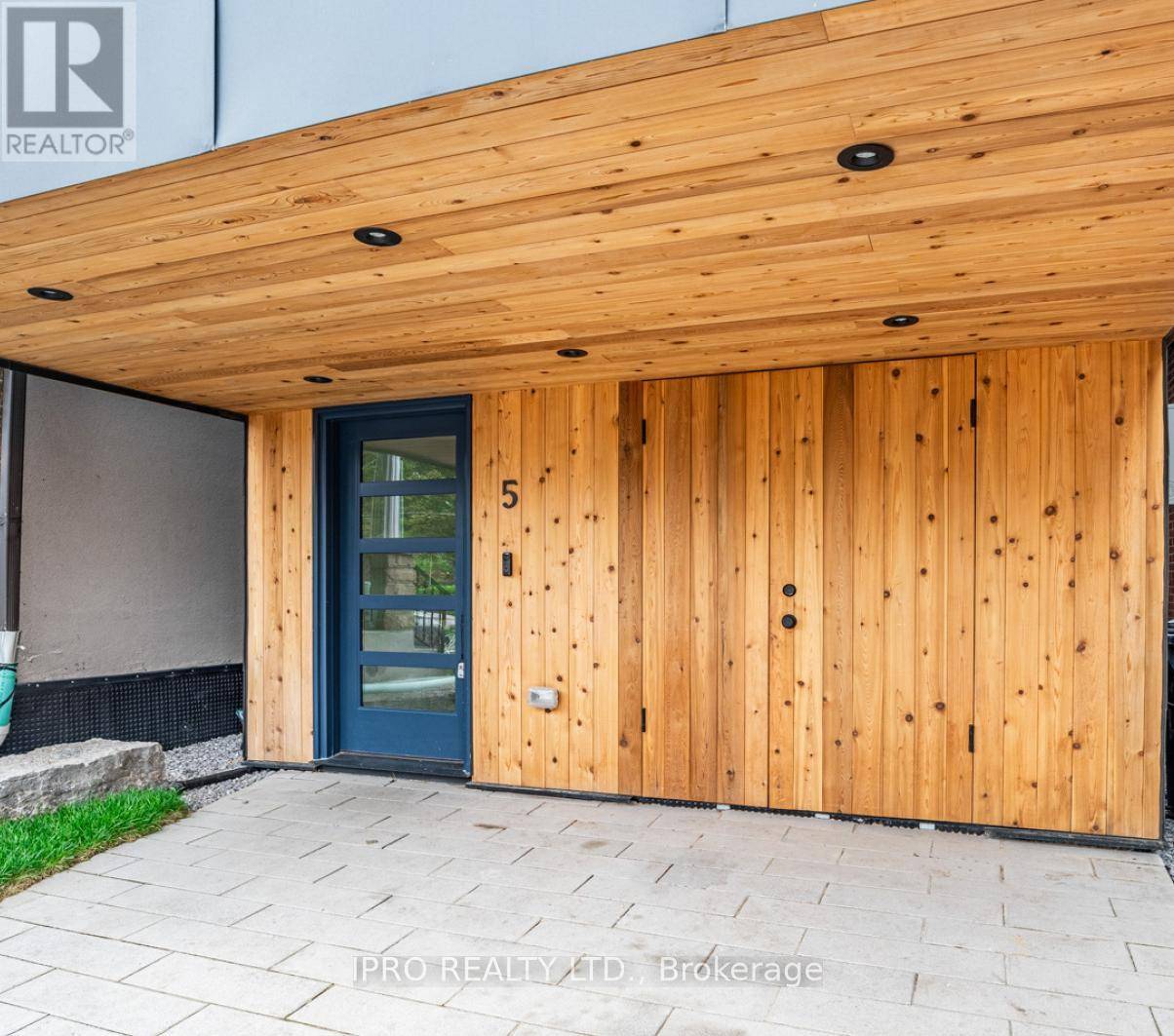 Toronto (woodbine-lumsden), ON M4C2S3,5 HAMSTEAD AVENUE