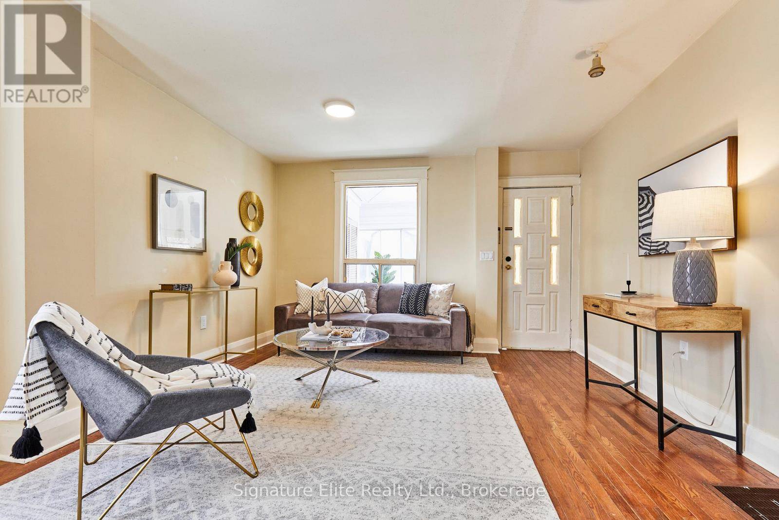 Toronto (danforth Village-east York), ON M4C2E8,808 SAMMON AVENUE
