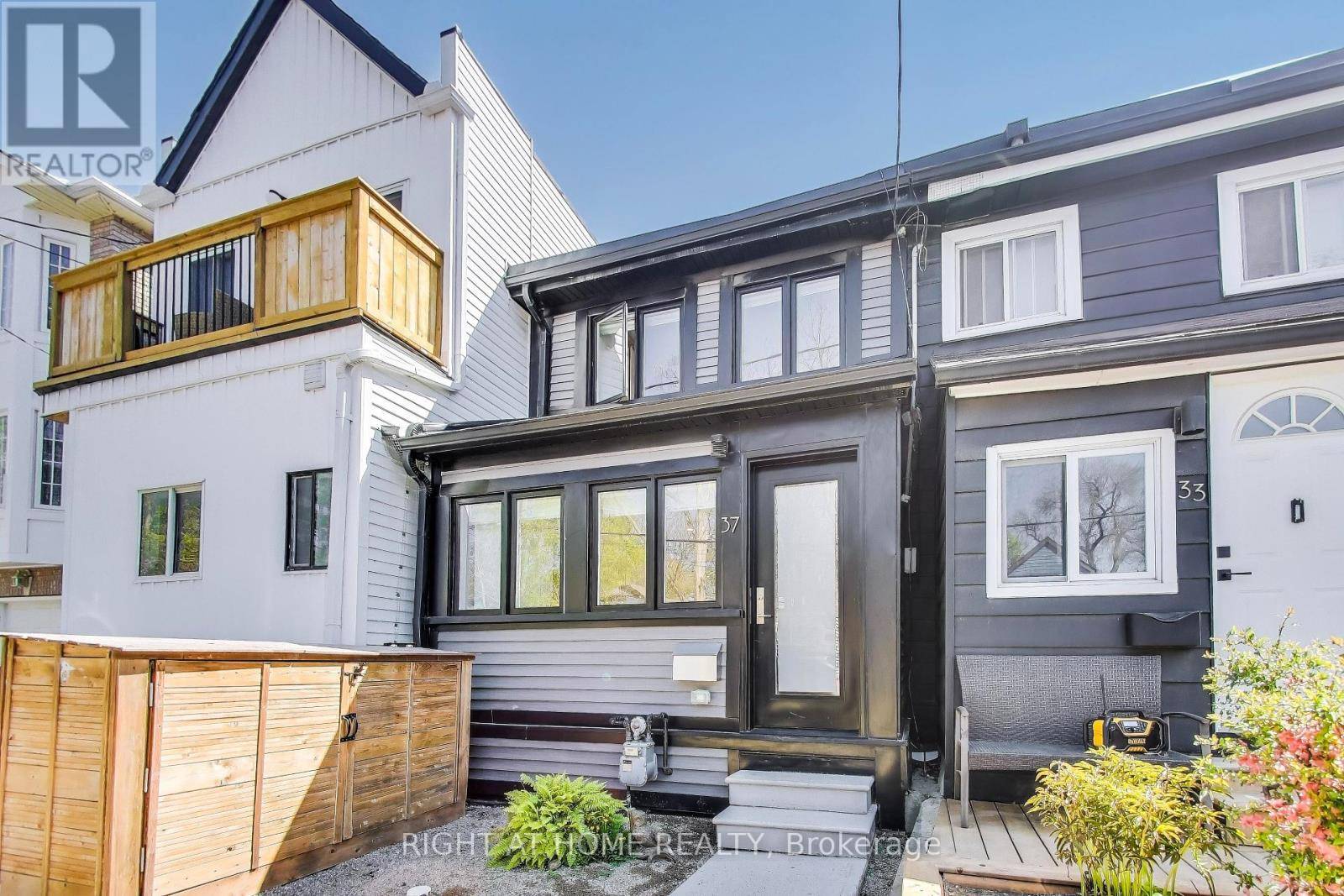 Toronto (greenwood-coxwell), ON M4L2Z4,37 CRAVEN ROAD