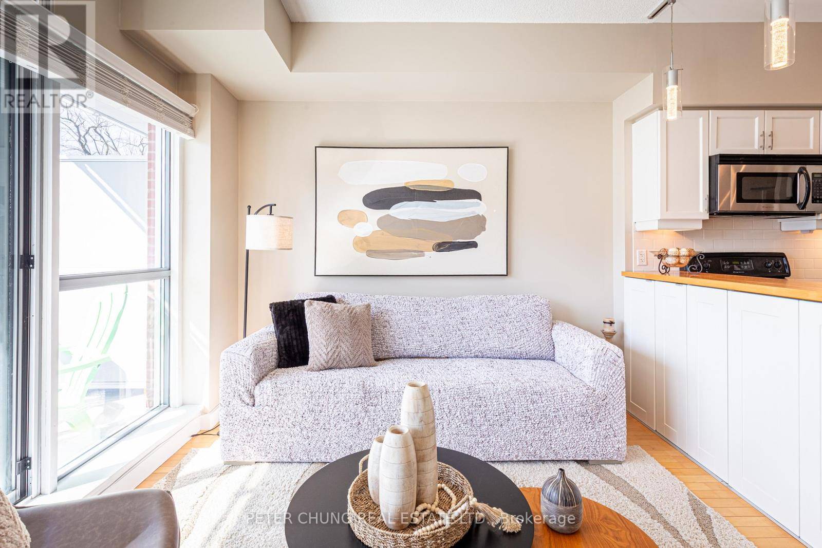 Toronto (the Beaches), ON M4E3Y2,601 Kingston RD #303