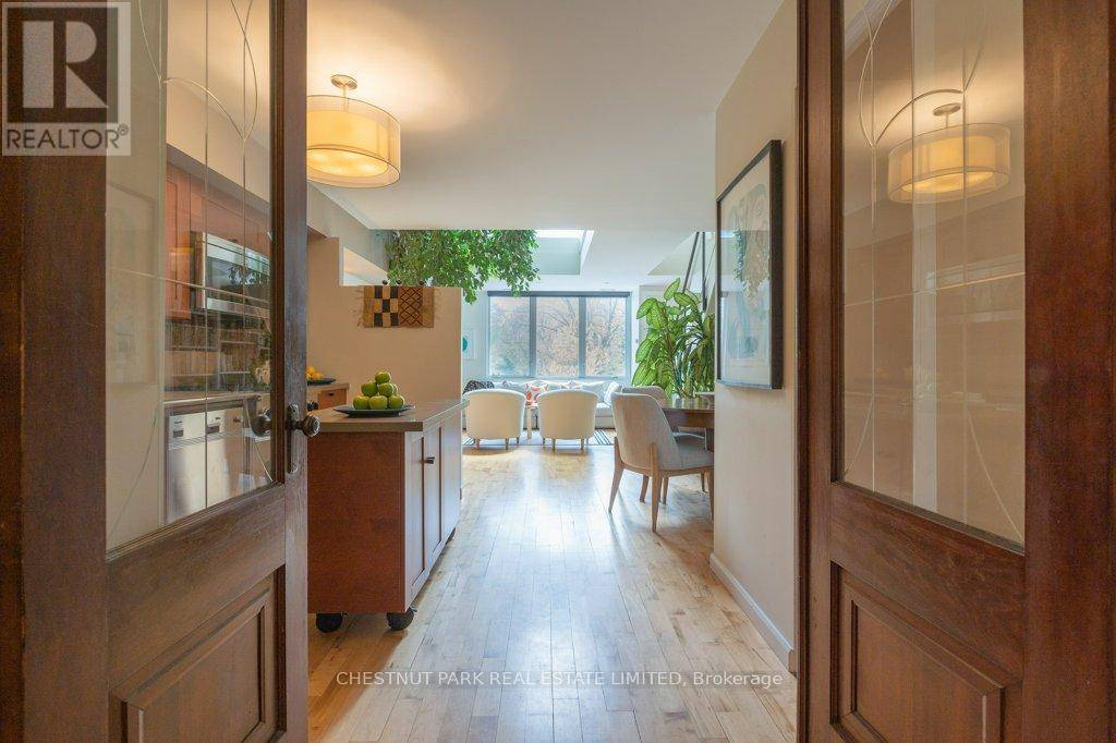 Toronto (the Beaches), ON M4L1J3,2012 Queen ST East #201