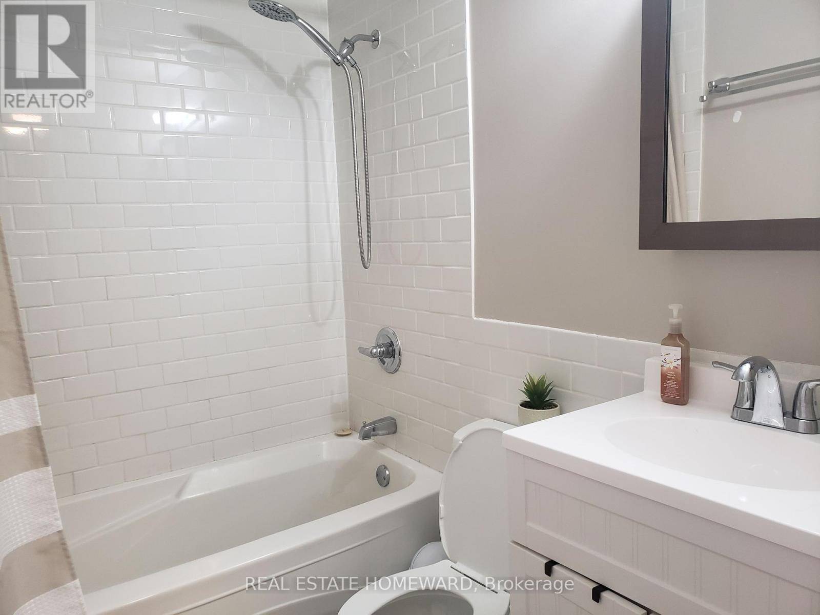 Oshawa (vanier), ON L1J6L3,551 Dorchester DR #Brm 1