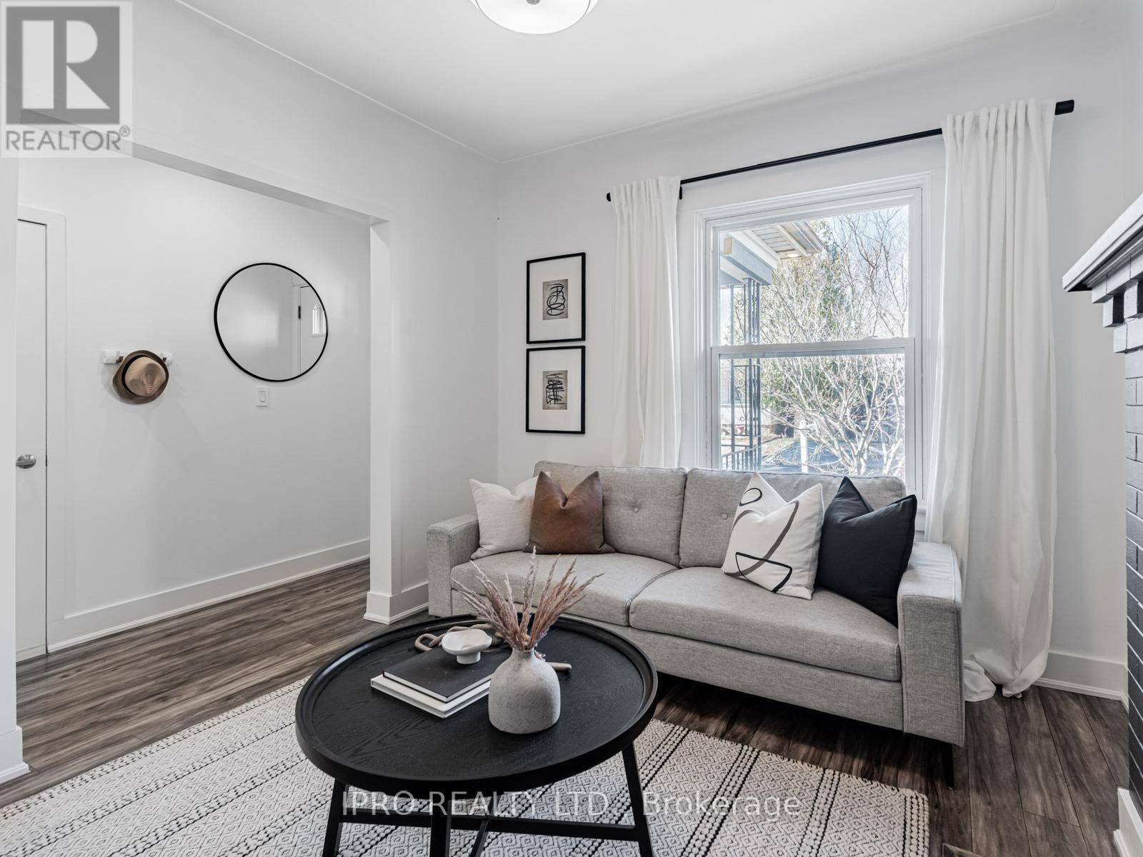 Toronto (crescent Town), ON M4C5G4,5 THYRA AVENUE