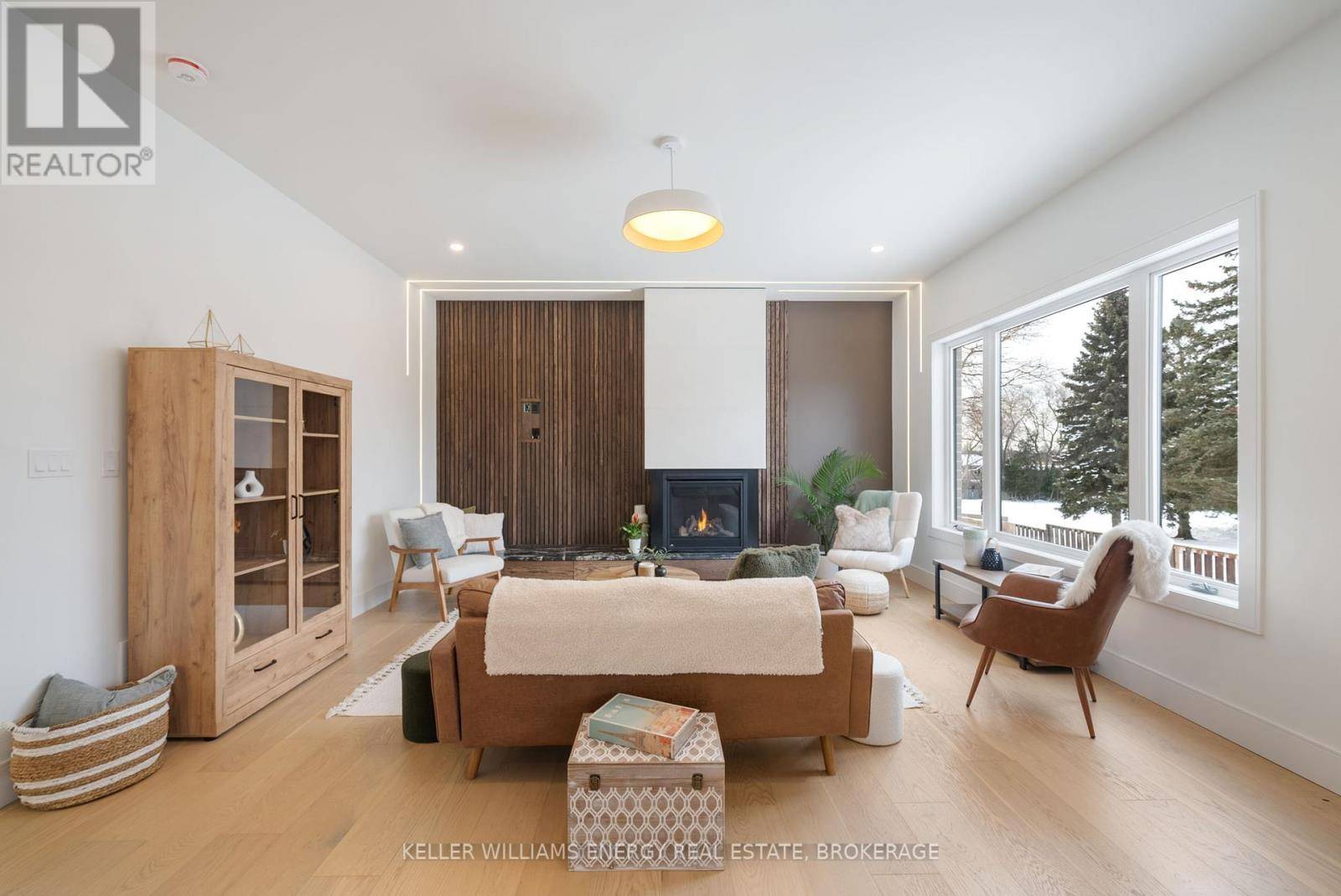 Whitby (lynde Creek), ON L1N5H8,120B COCHRANE STREET