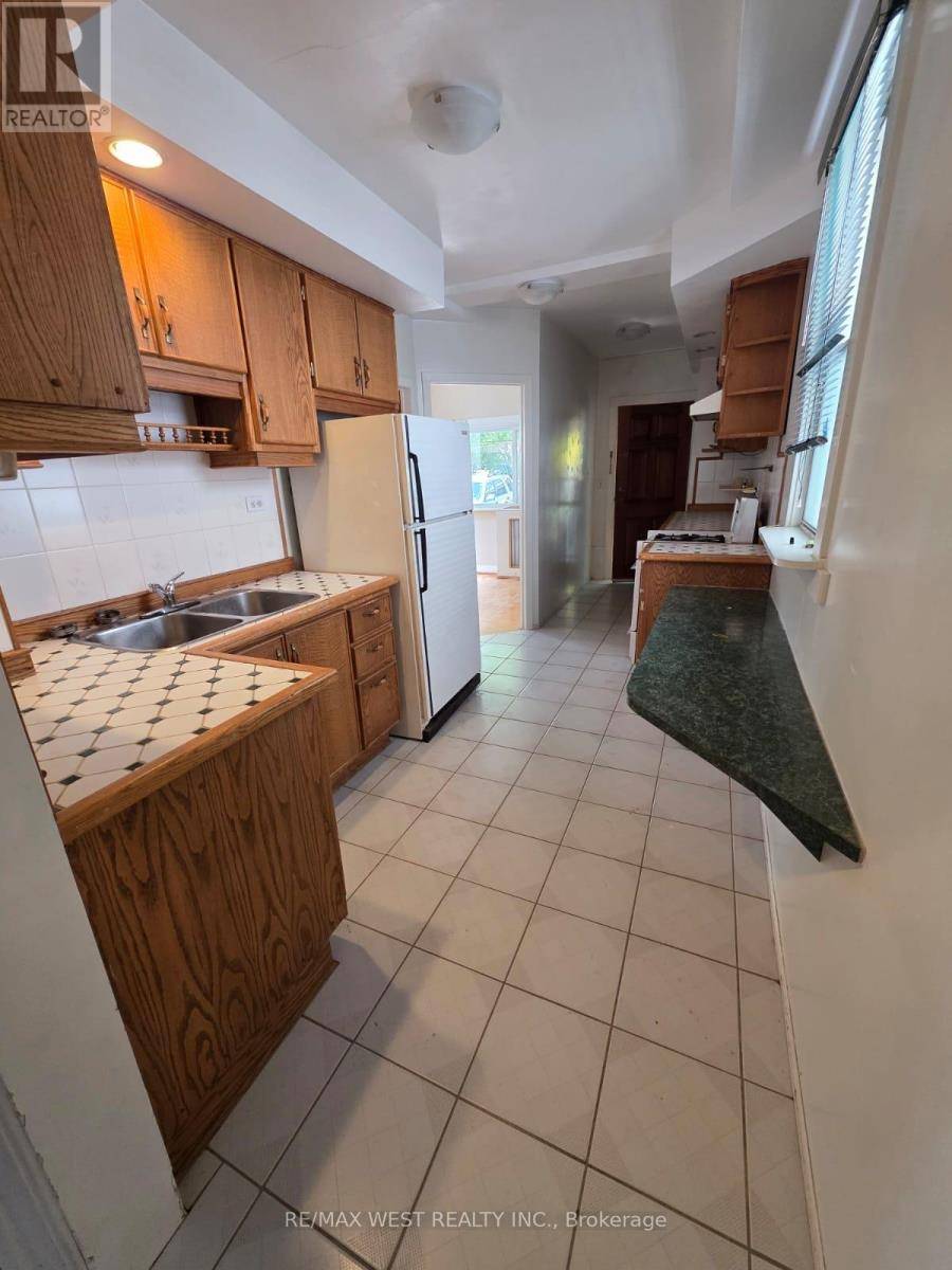 Toronto (woodbine-lumsden), ON M4C5J8,160 KING EDWARD AVENUE