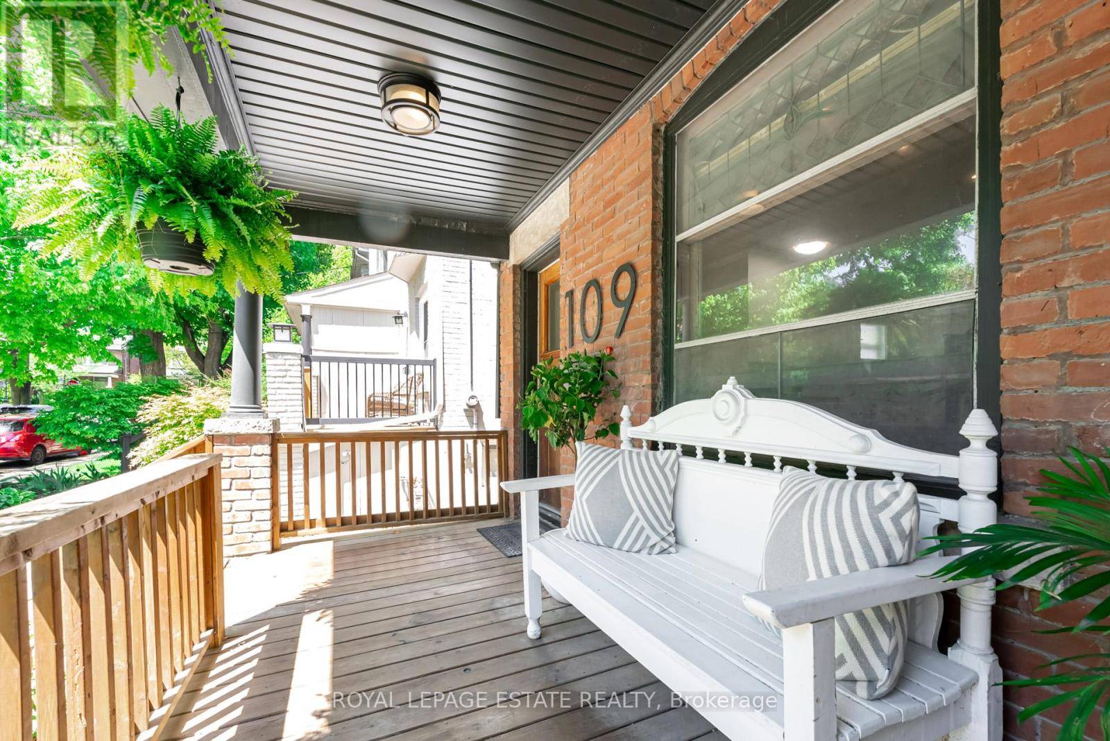 Toronto (south Riverdale), ON M4M2Y9,109 COADY AVENUE