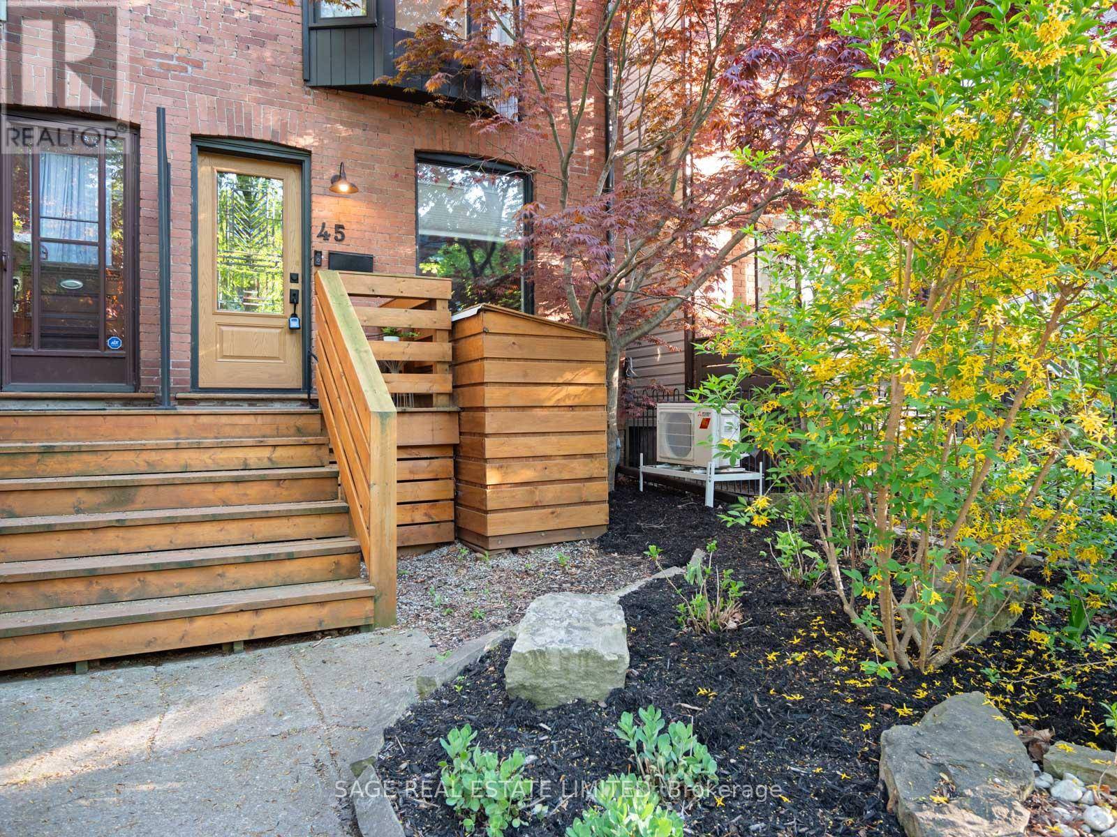 Toronto (south Riverdale), ON M4M1V5,45 BADGEROW AVENUE