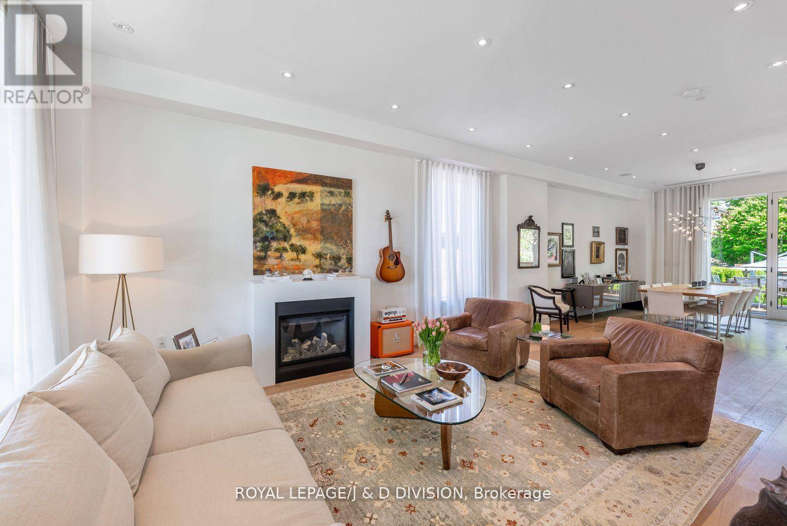 Toronto (danforth Village-east York), ON M4J4N4,13 BARFIELD AVENUE