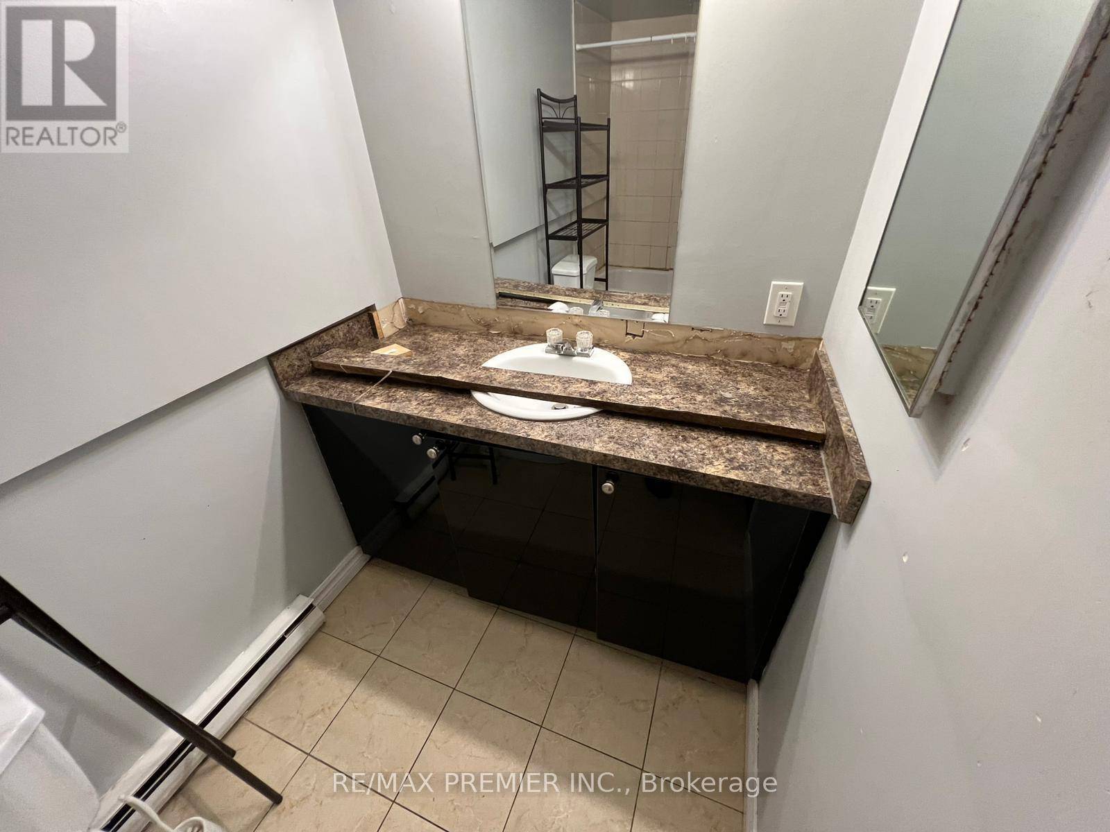 Oshawa (lakeview), ON L1H3T6,92 Wolfe ST #2B