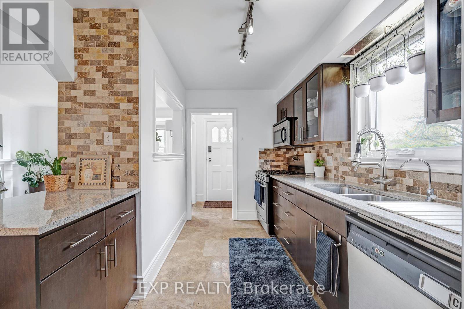 Toronto (clairlea-birchmount), ON M1L1Z1,16 CAMILLA CRESCENT