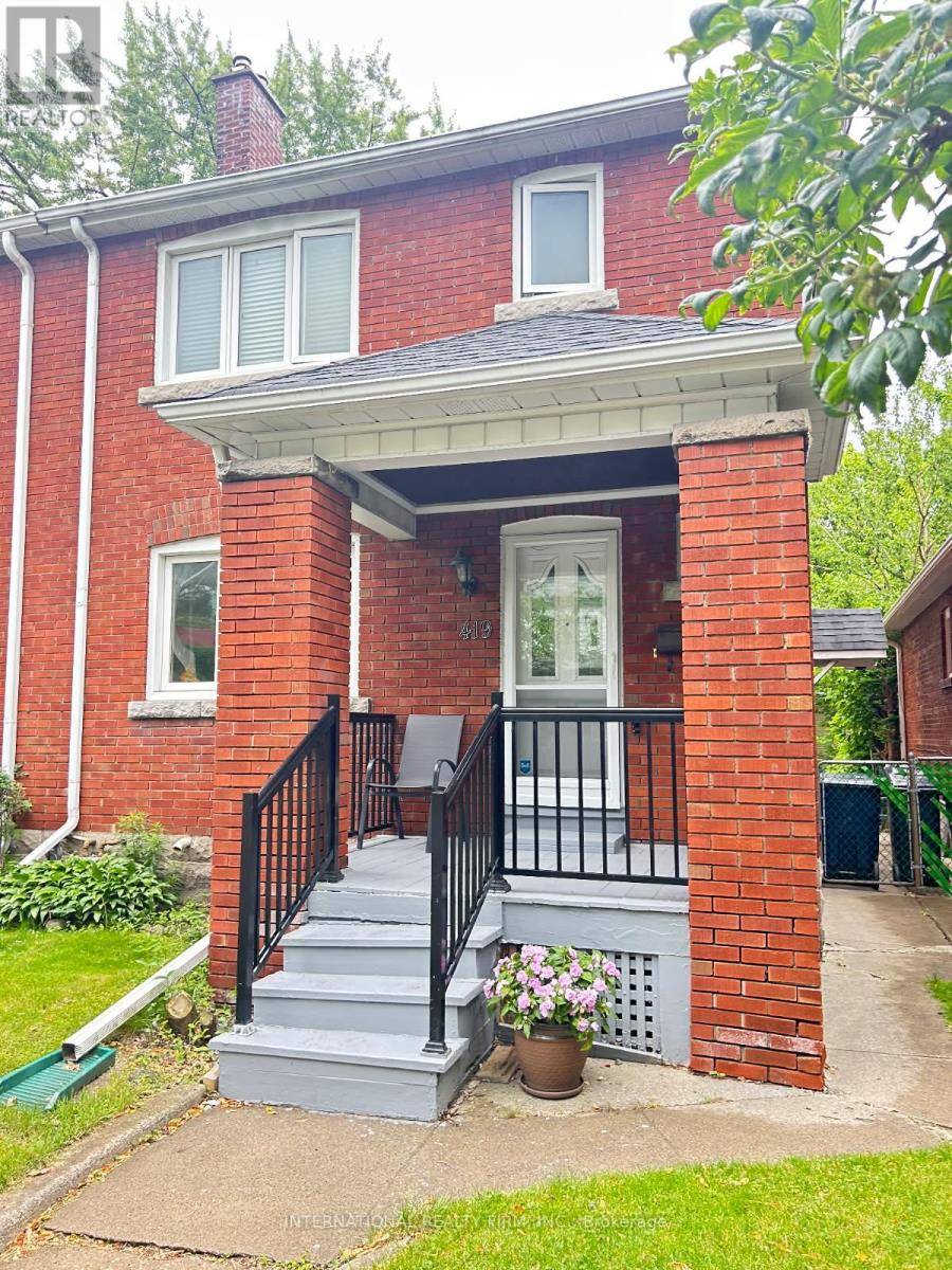 Toronto (danforth Village-east York), ON M4J2E8,419 MORTIMER AVENUE