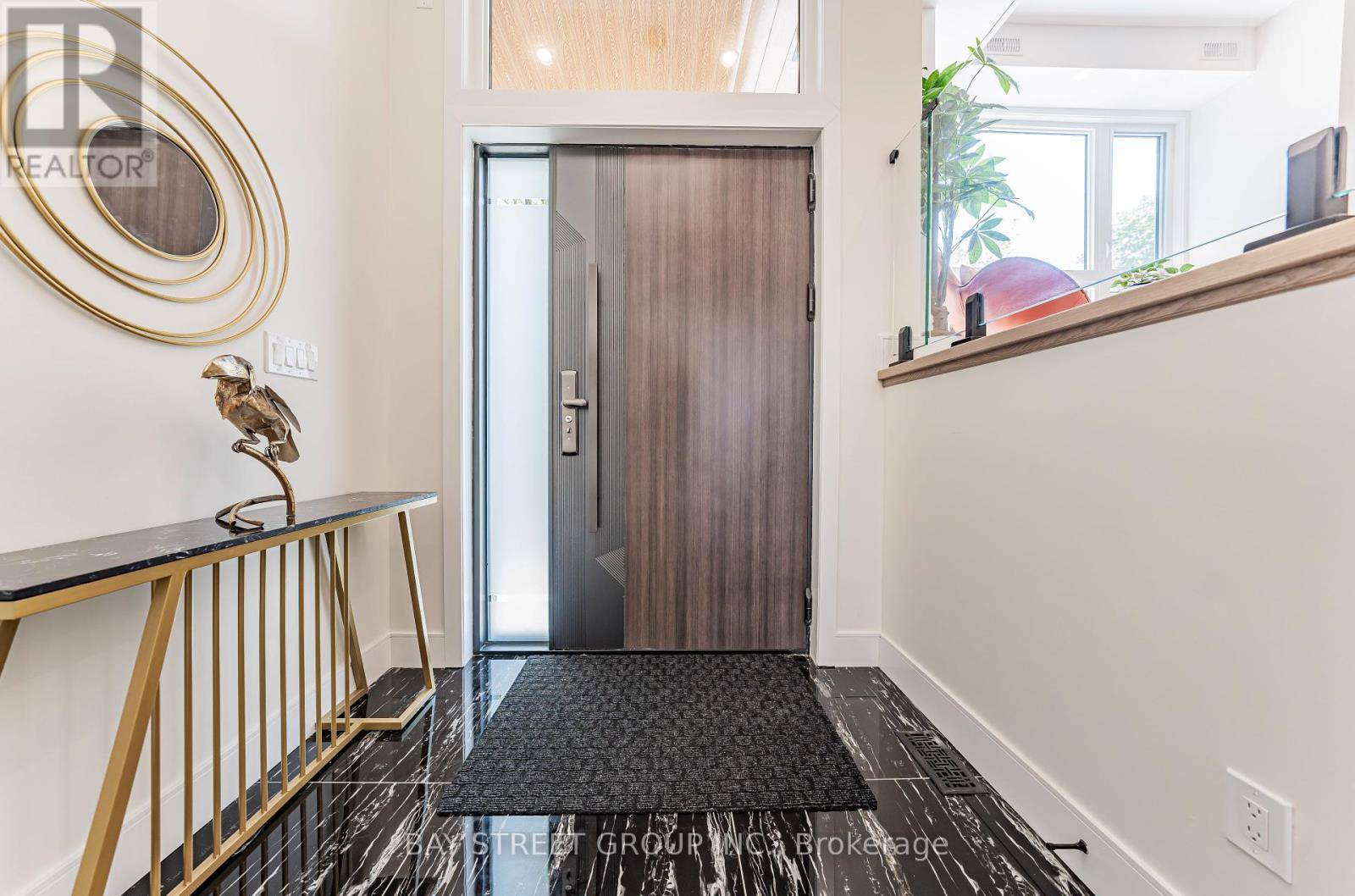 Toronto (woodbine-lumsden), ON M4C2R8,186 HOLBORNE AVENUE