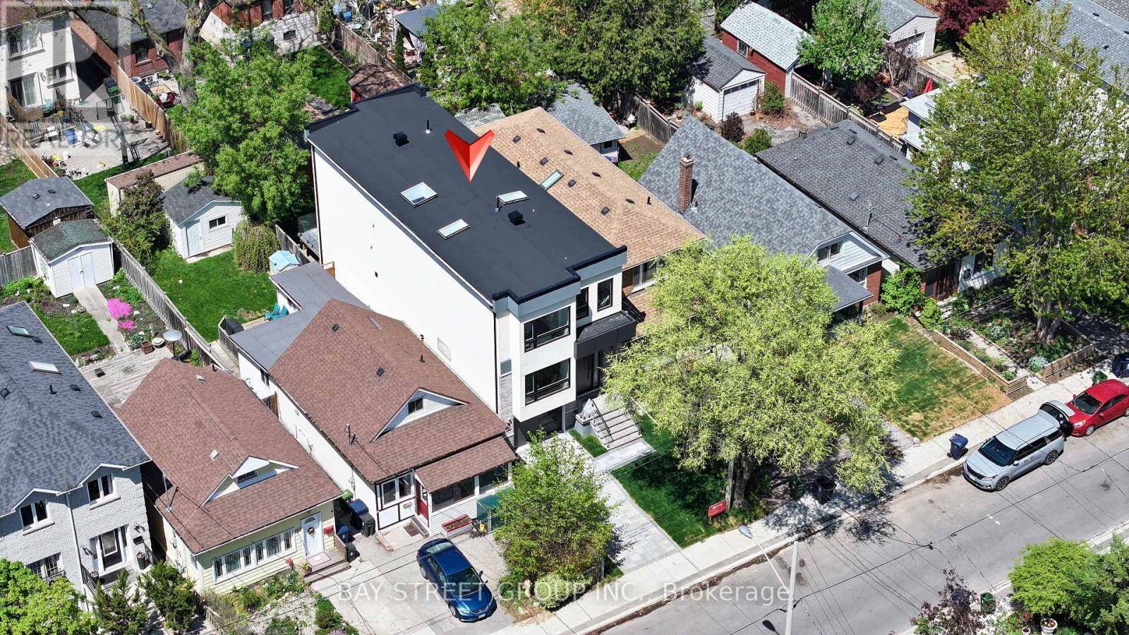 Toronto (woodbine-lumsden), ON M4C2R8,186 HOLBORNE AVENUE