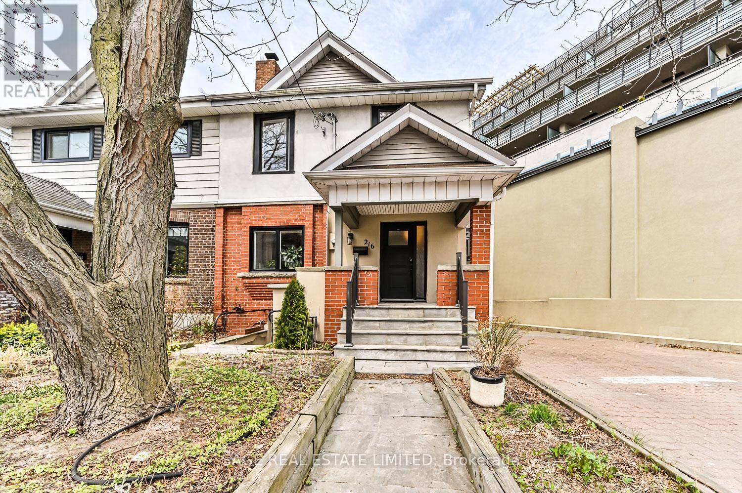 Toronto (the Beaches), ON M4E3C5,216 BALSAM AVENUE