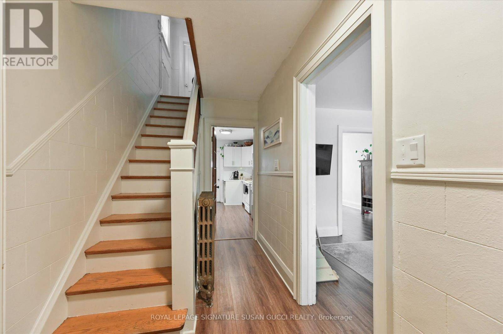 Toronto (danforth Village-east York), ON M4J3V5,31 LESMOUNT AVENUE