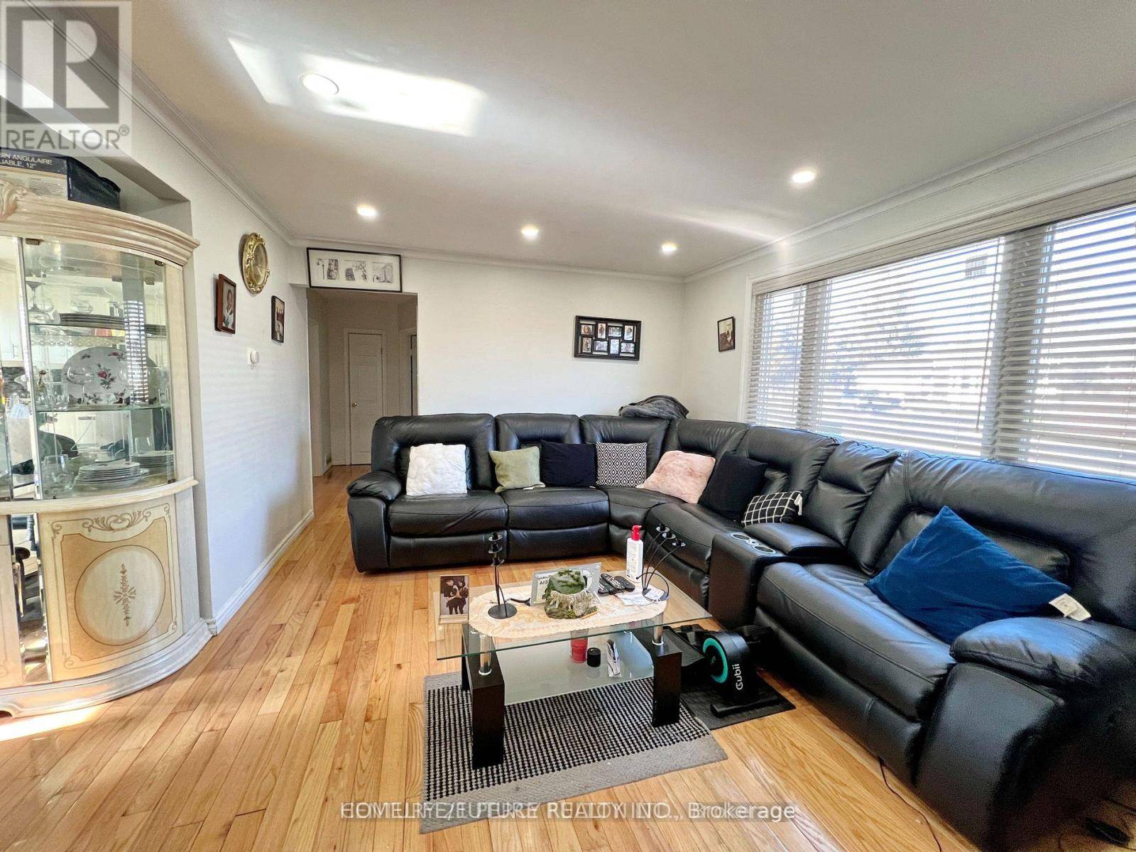 Toronto (bendale), ON M1J1N8,107 SEMINOLE AVE #Main